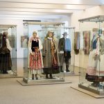 Šventinės valstiečių aprangos rekonstrukcijos, padarytos Lietuvos nacionalinio muziejaus Etninės kultūros skyriuje veikiančiose Tekstilės atkūrimo dirbtuvėse