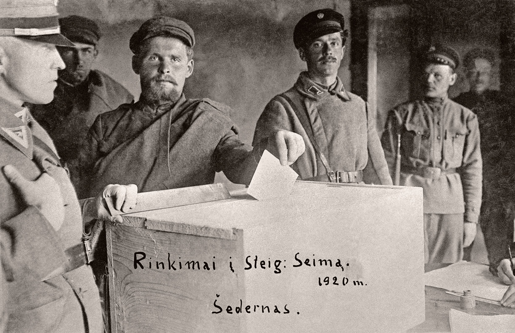Šėderės (dabar Latvija, Alūkstos sav.) gyventojai balsuoja Steigiamojo Seimo rinkimuose. 1920 m. balandžio 14–15 d. Lietuvos centrinis valstybės archyvas