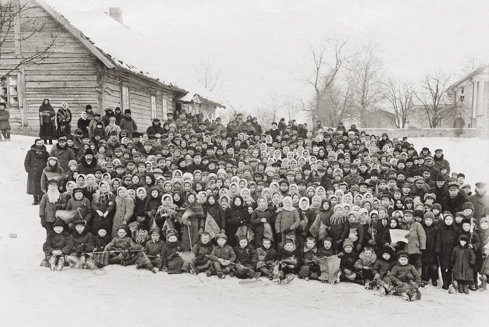 Vasario 16-osios šventės Kurkliuose (dab. Anykščių r.) dalyviai. Priekyje – Kurklių pradžios mokyklos mokiniai ir kiti miestelio vaikai. Apie 1920–1921 m. F 6540 Rev