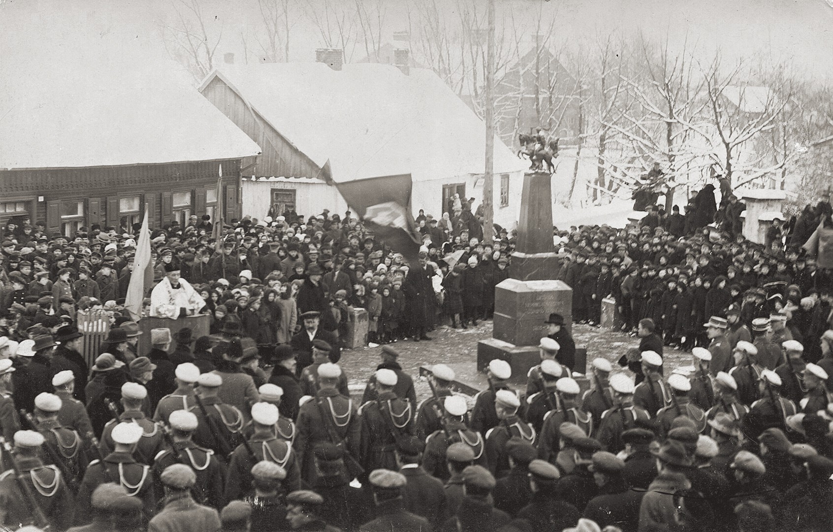 Vasario 16-osios šventės dalyviai prie Nepriklausomybės penkerių metų sukakties proga pastatyto paminklo. Vilkaviškis, 1926 m. F 491 AM