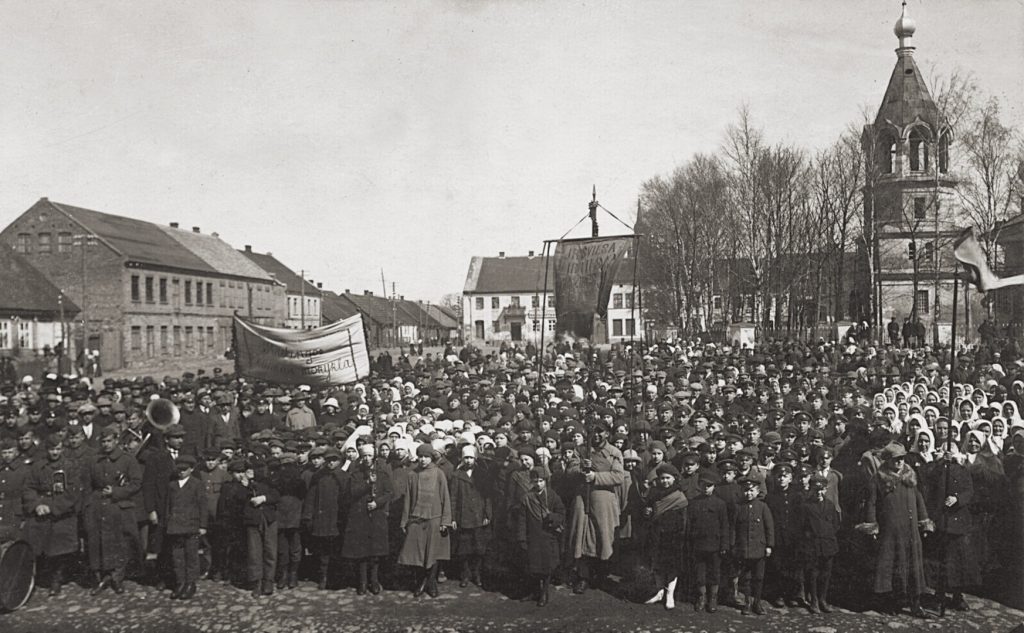 Gegužės 15-osios šventės Kretingoje, Turgaus aikštėje, dalyviai. 1924 m. ATV 7070