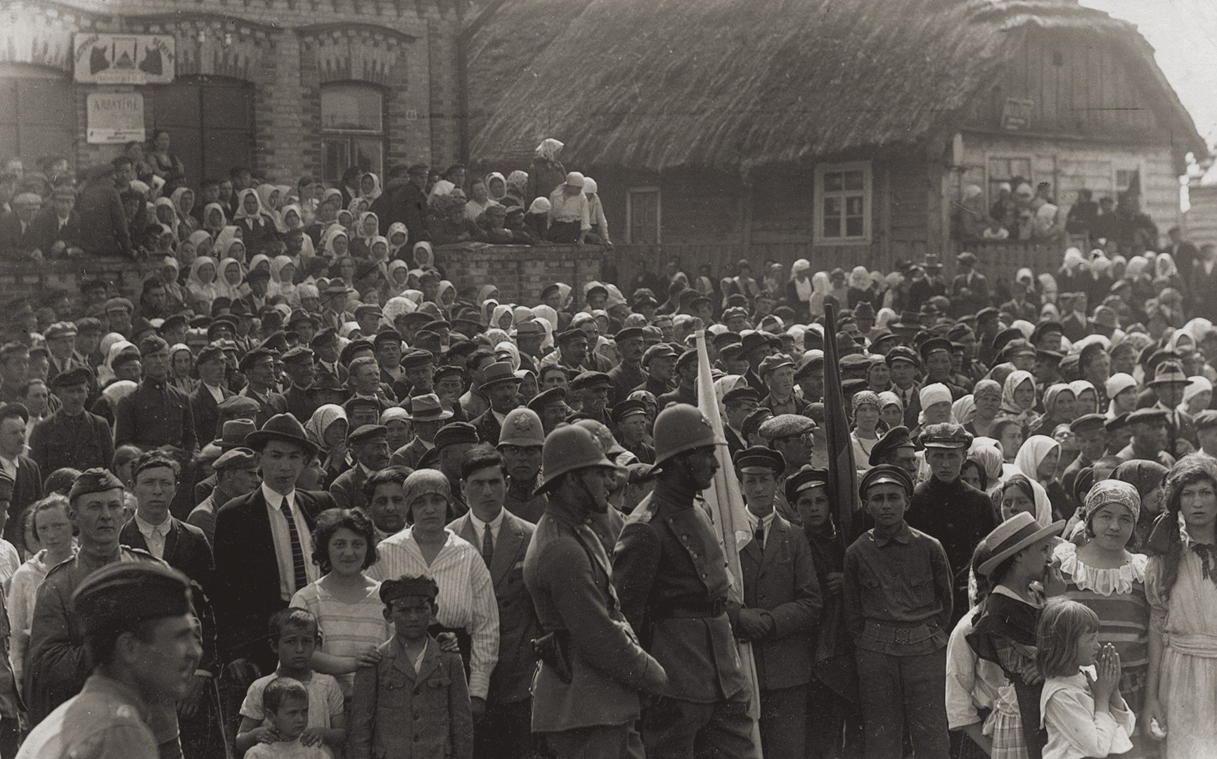 Tautos šventės dalyviai Alytuje. Priekyje su uniformomis stovi Alytaus policininkai. 1924 m. gegužės 15 d. Fot. Isaakas Abramavičius. F 17417/2 Rev