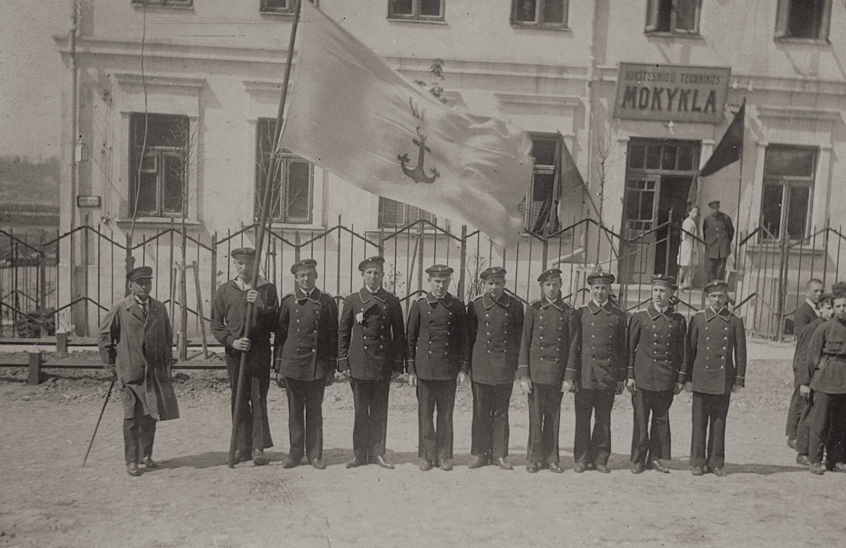 Kauno aukštesniosios technikos mokyklos jūrininkų specialybės moksleiviai, nusifotografavę Tautos šventės dieną. 1924 m. gegužės 15 d. GRD 81474