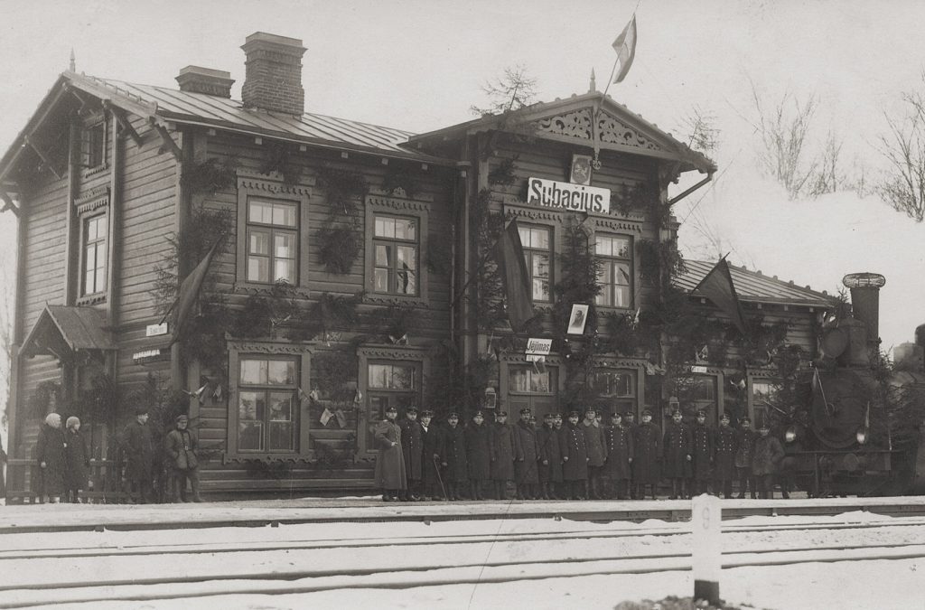 Prie Subačiaus (dab. Kupiškio r.) geležinkelio stoties – Nepriklausomybės dešimtmečio proga nusifotografavę jos darbuotojai. 1928 m. vasario 16 d. F 7157 Rev