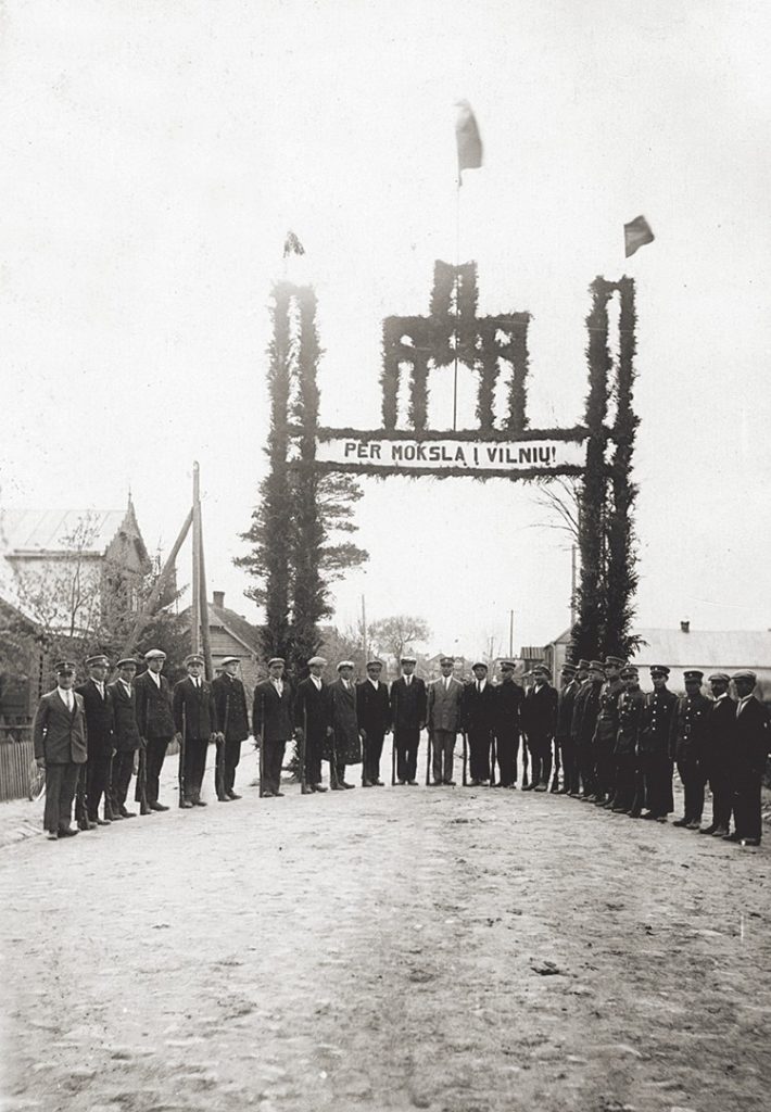 Kupiškio šauliai prie Lietuvos Nepriklausomybės dešimtmečio iškilmių dekoracijos. 1928 m. gegužės 15 d. ATV 14333