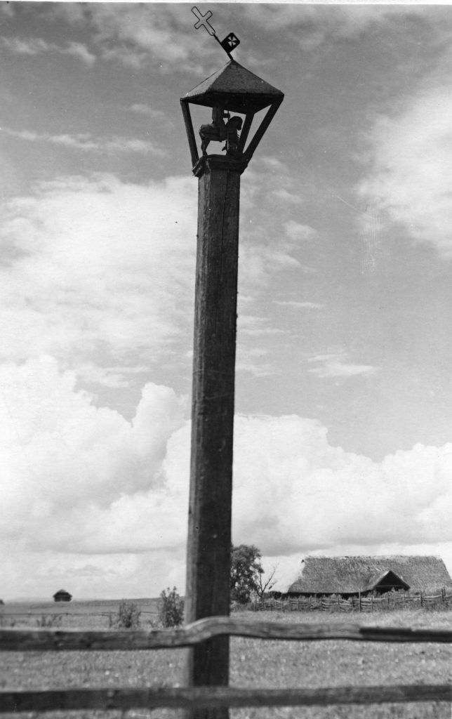 Koplytstulpis su „Šv. Jurgio“ skulptūra, 1926 m. Telšių aps. Šiaulėnų v. Žąsaičių k. Fotografas Adomas Varnas